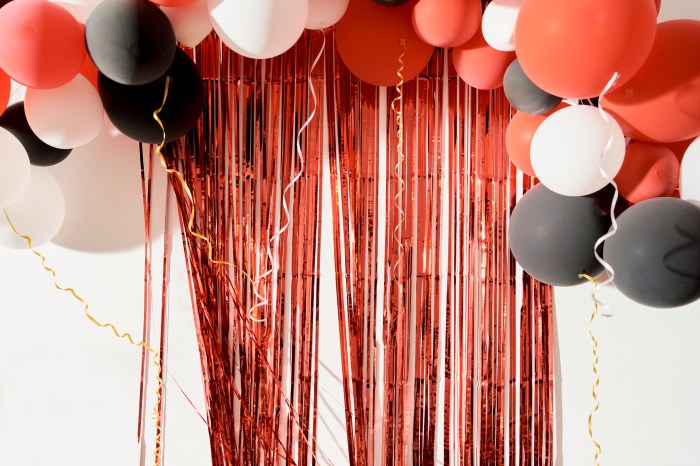 How to decorate a party room with streamers