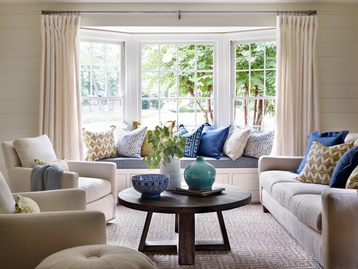 How to decorate a living room bay window