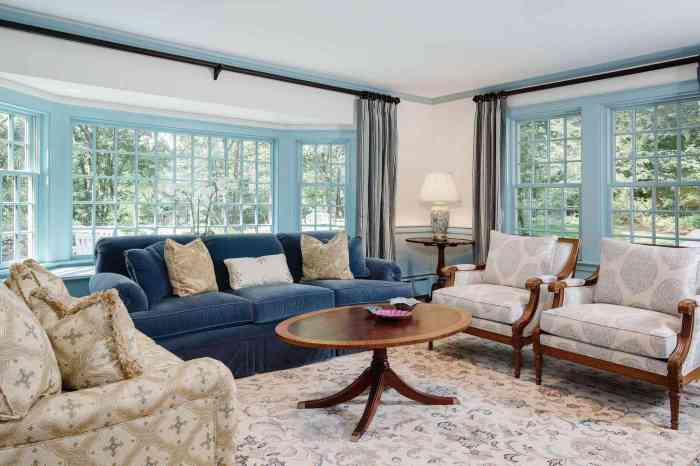 How to decorate a room with all windows